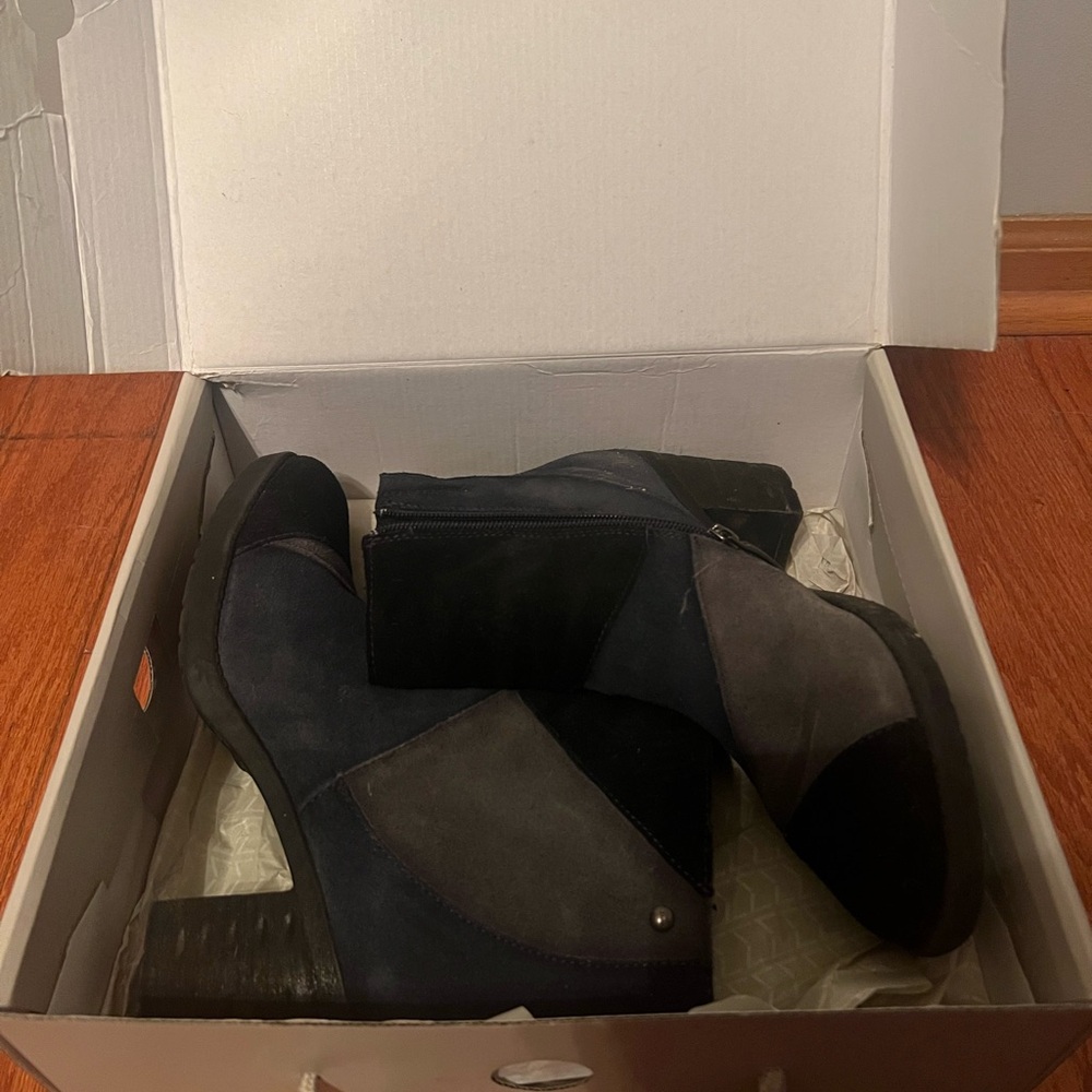 Women's Ankle Boots - Black and Gray
